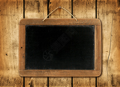 旧木壁背景纹理上的黑板木墙背景上的黑板图片