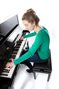 绿色钢琴素材女青少年在工作室弹钢琴背景