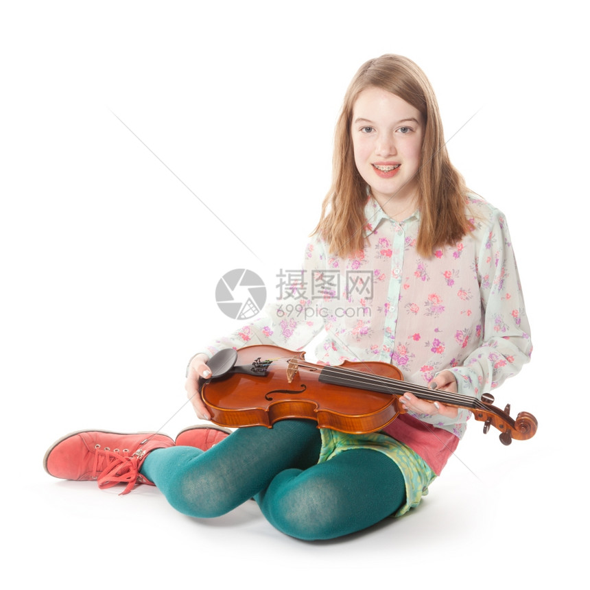 金发年轻女孩拿着乐器在拍照图片