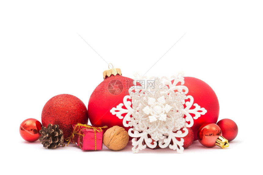 白色背景的红圣诞节球图片