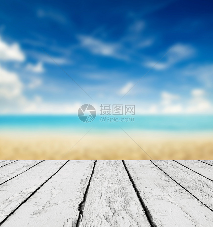 热带海滩旁的空木码头图片