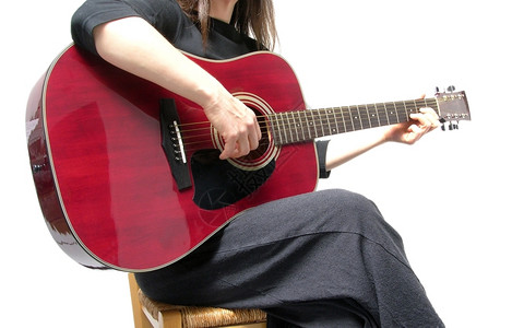 坐在椅子上着吉他的女人图片