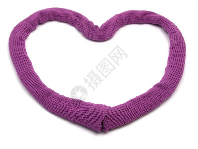 深粉色编织围巾作为白色的心脏排列背景图片