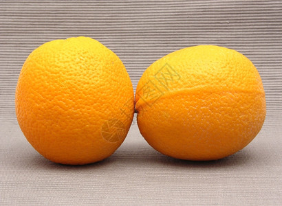 灰色背景面前的两橙色图片