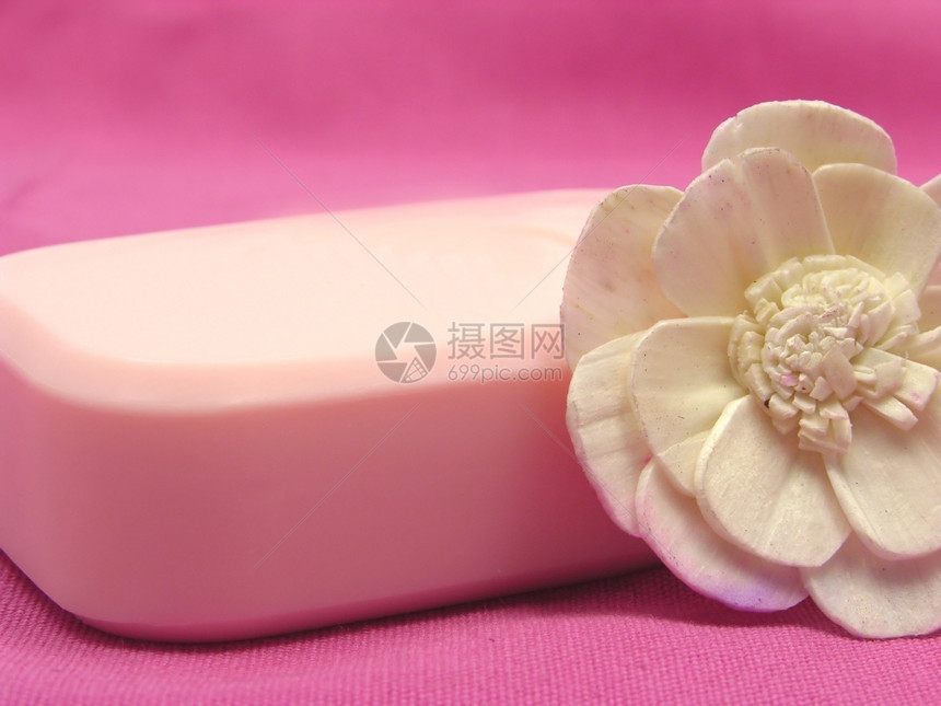 粉红色肥皂和背景的装饰品图片