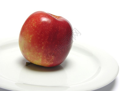 白盘上的红苹果图片
