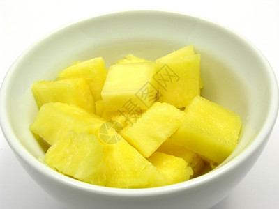 菠萝片在一碗白色的西瓜中背景图片