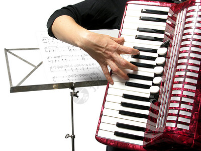 和一个女人在白色的手风琴上玩背景图片
