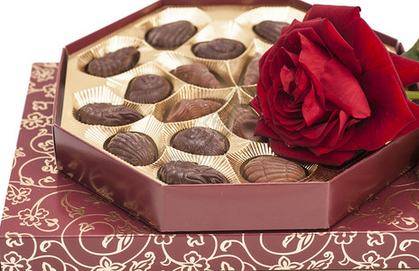 巧克力盒和红玫瑰图片