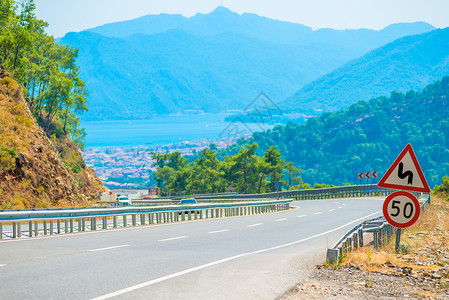 山高速公路和转弯的一组标志图片