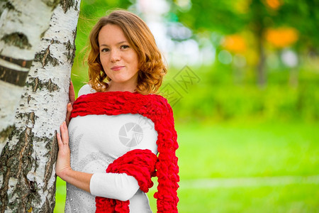 在公园里披着红色围巾的美女图片