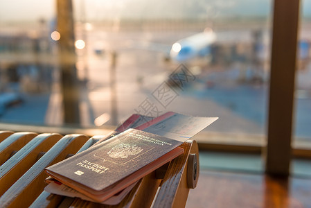 桌上的护照和飞机票图片
