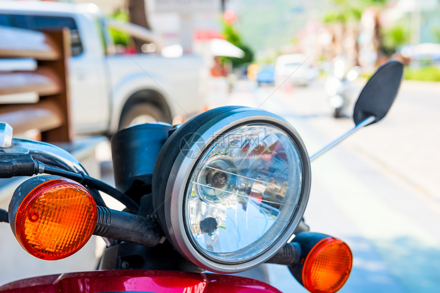 红色摩托车头灯在街上拍摄图片