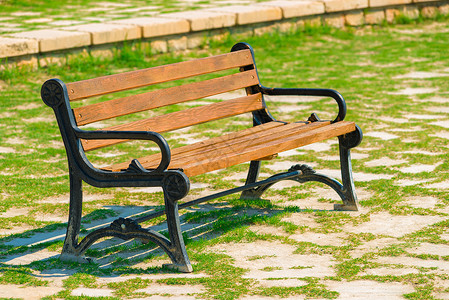 在阳光明媚的一天站在公园空木板凳图片