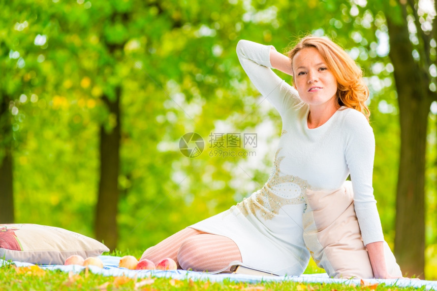 在公园野餐上的浪漫女孩图片