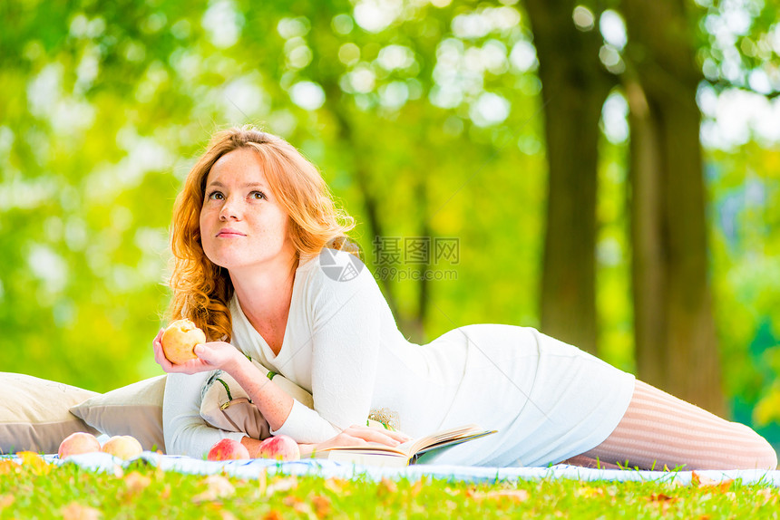 周末在公园休息的女人图片