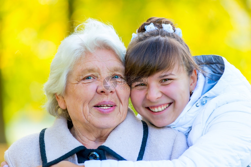 孙女和祖母在公园拥抱图片