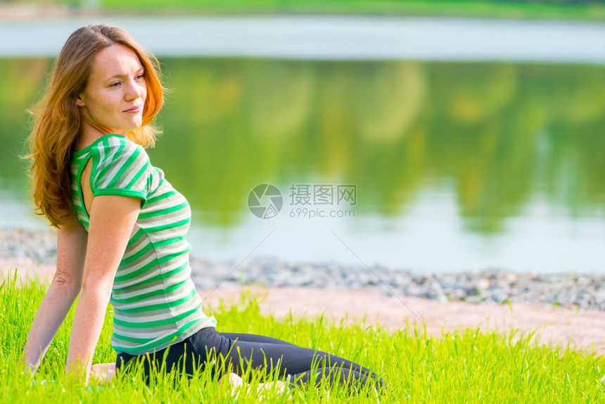 女在草地上做瑜伽图片