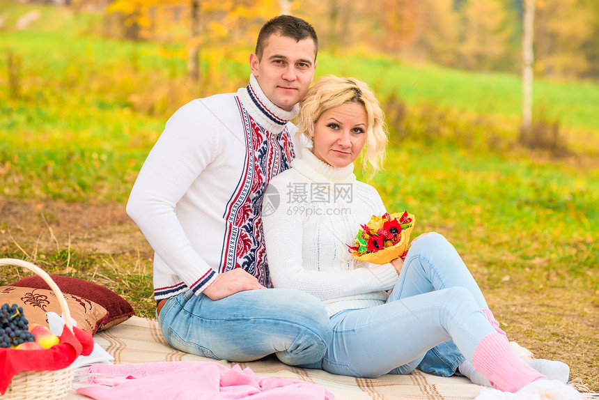 户外野餐的情侣图片