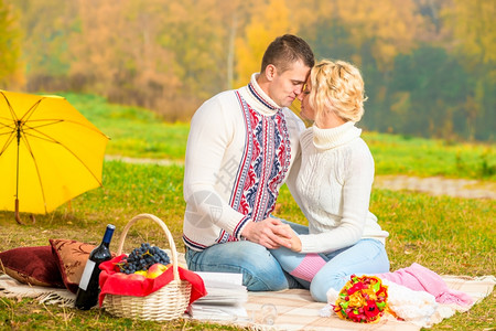 年轻情侣公园浪漫野餐图片