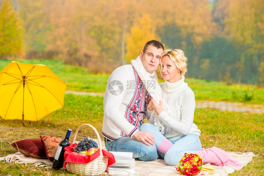 秋天在公园约会的情侣图片