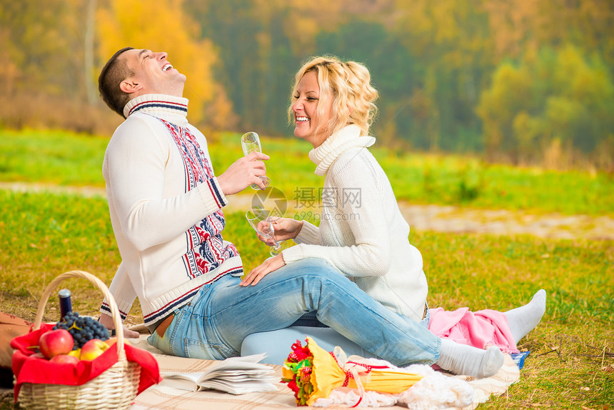 秋天在公园喝酒聊天的情侣图片