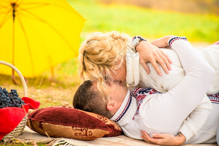 在公园接吻的情侣图片