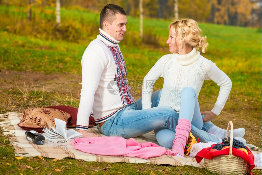 在野餐的小情侣图片