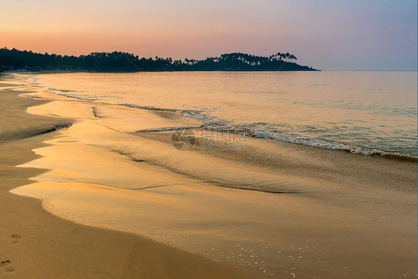 热带的黎明在海滩上拍摄图片