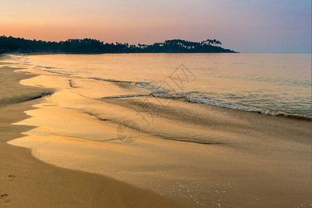 热带的黎明在海滩上拍摄图片