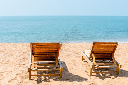 沙滩上的几张空椅子图片