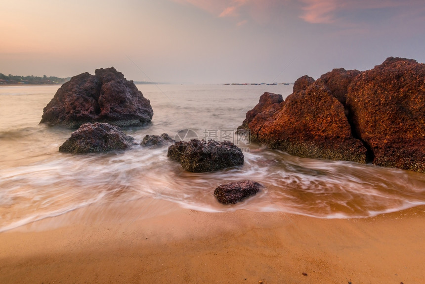 一大块巨石和沙滩清晨图片