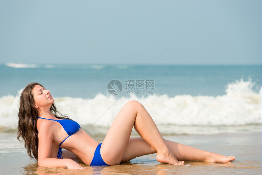 躺在沙滩上穿比基尼的女孩图片