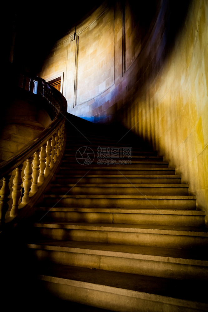 古老的楼梯由纯白色大理石制成在哥特的情绪中图片