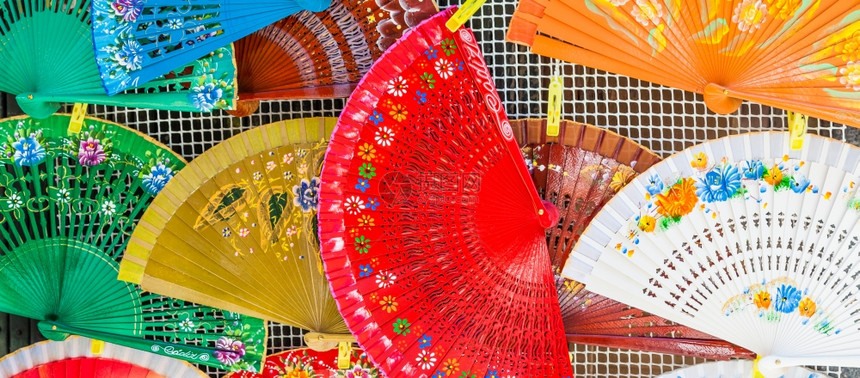 在萨维尔和安达卢西亚地区这些传统的西班牙粉丝明亮色彩图片