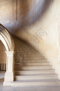 由纯白大理石制成的旧楼梯背景图片