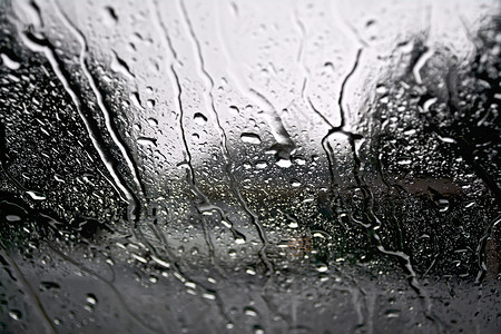 玻汽车玻璃窗的雨滴图片