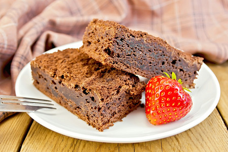 盘子里的巧克力蛋糕和草莓图片