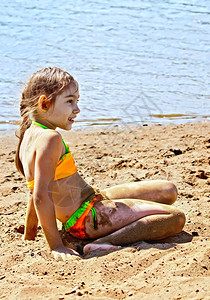女孩坐在河边沙上图片