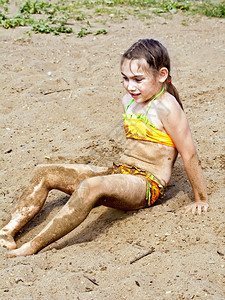 女孩坐在河边沙上图片