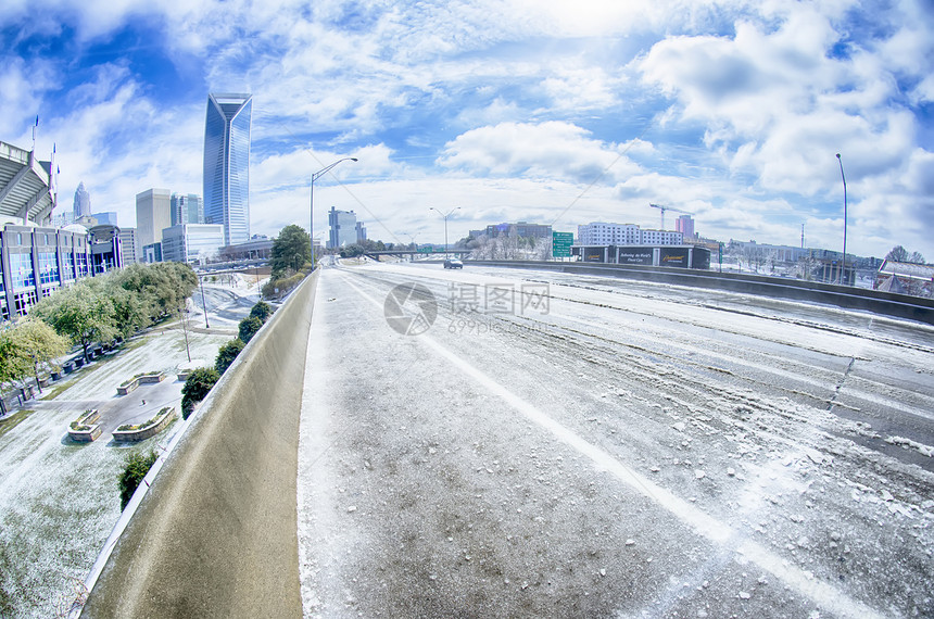 冰雪覆盖的城市和街道图片