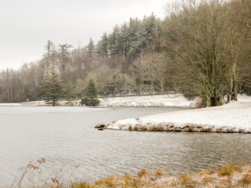 冬季雪地湖景图片