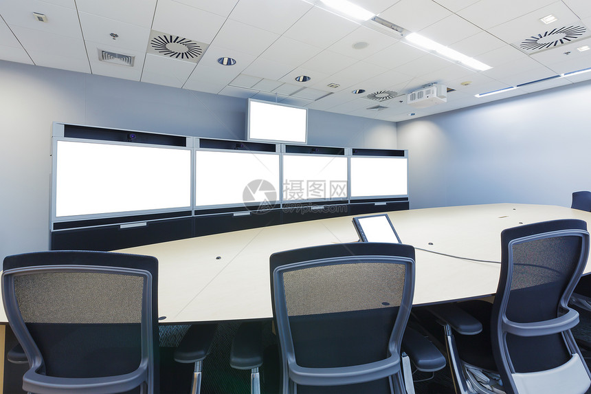 配备空白屏幕显示器的电话会议视和远程出席商业会议室图片