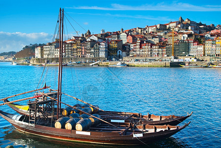 具有葡萄酒桶的传统船Port旧城镇背景图片