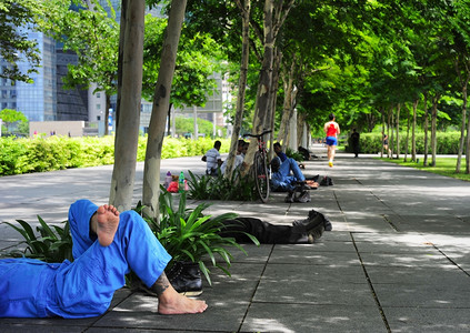 身份不明的人躺在公园里夏拉波尔图片