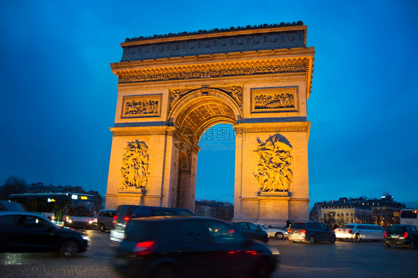 Paris胜利拱门的夜景图片