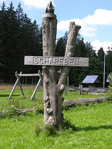 在巴伐利亚森林中有地名的木柱图片