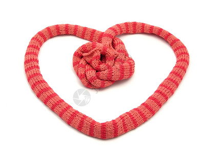 红条纹编织围巾作为白色的心脏安排图片