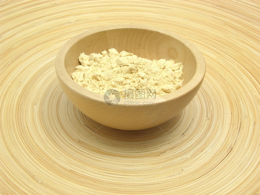 竹盘上配有大豆饭的木碗图片