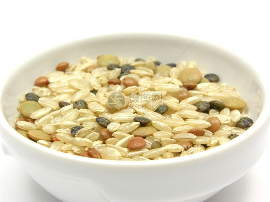 混合扁豆和一碗菜的棕米图片